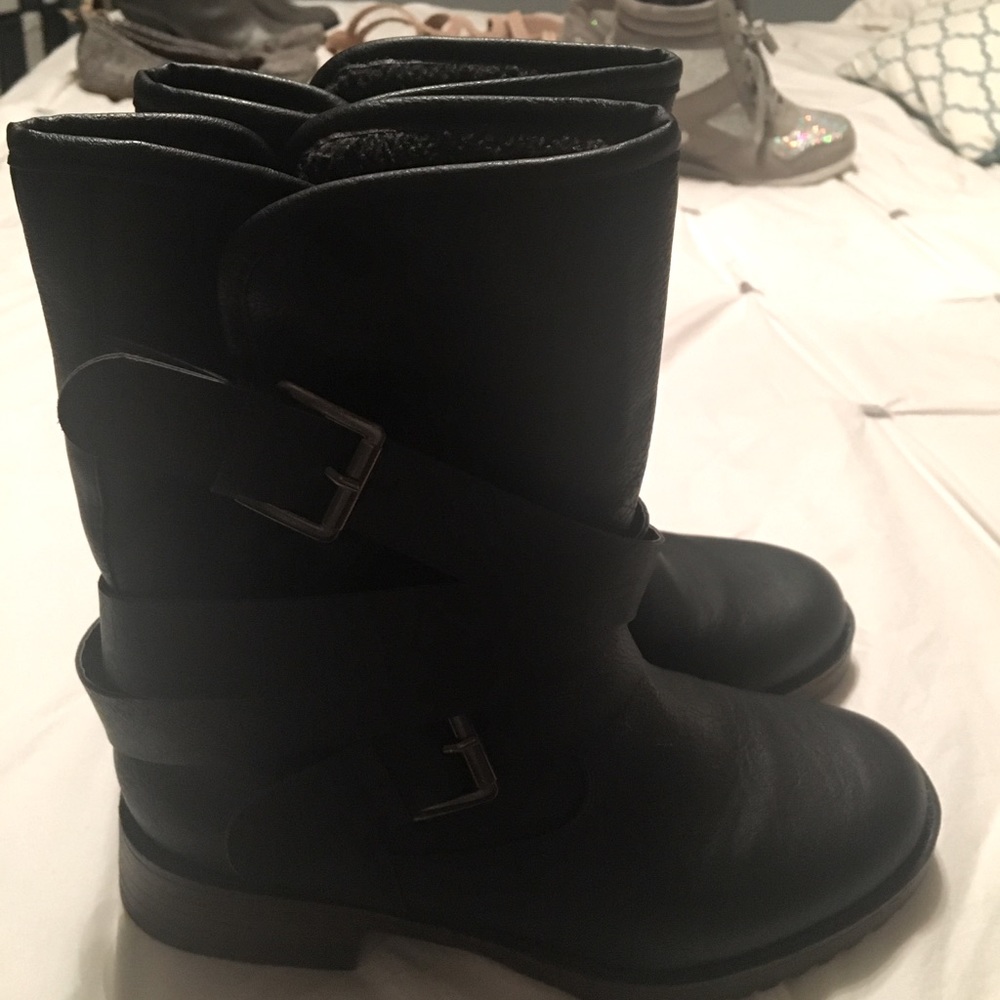 Black moto boots